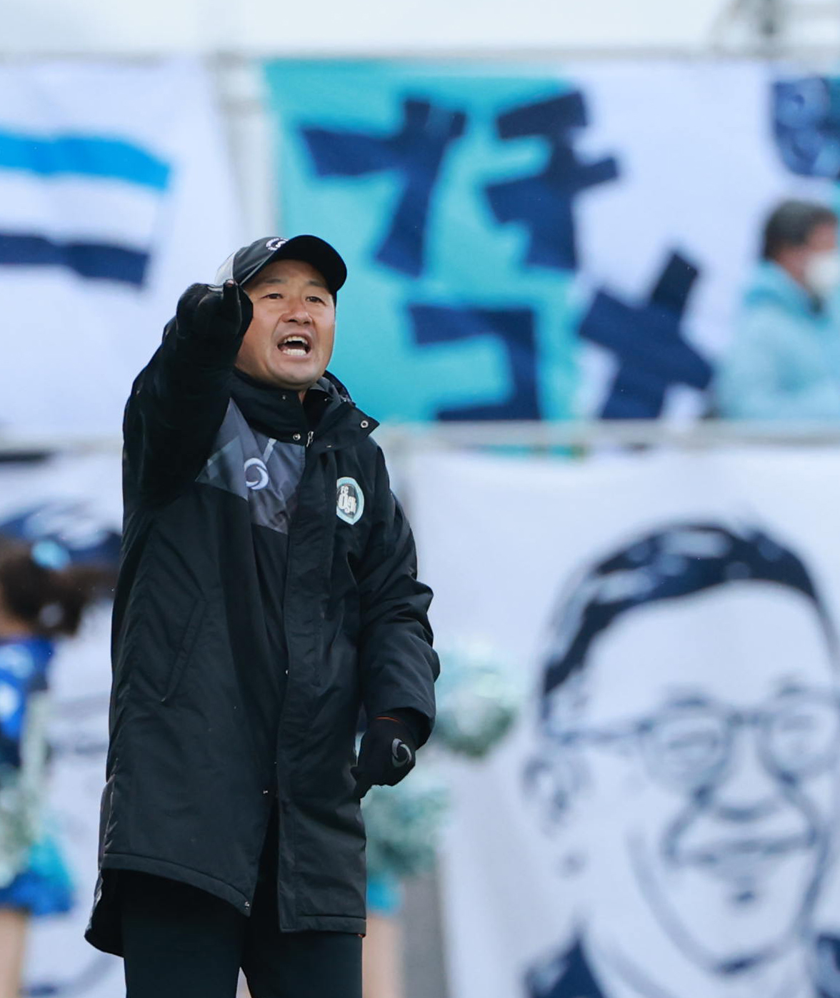FC大阪対宮崎　前半、選手に指示を出すFC大阪・藪田監督（撮影・上田博志）