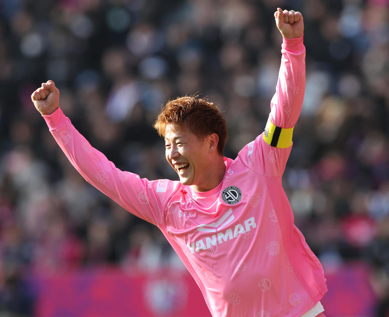 OSAKA PINK対OSAKA BLUE後半、ゴールを決め歓喜するOSAKA PINK柿谷（撮影・上山淳一）