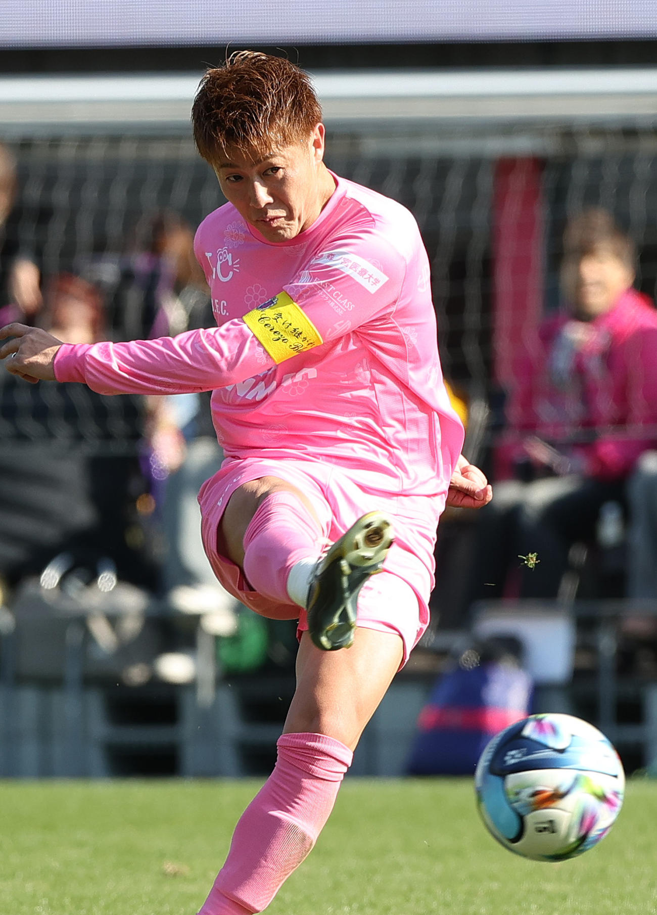 OSAKA PINK対OSAKA BLUE　前半、シュートを放つOSAKA PINK柿谷（撮影・上山淳一）