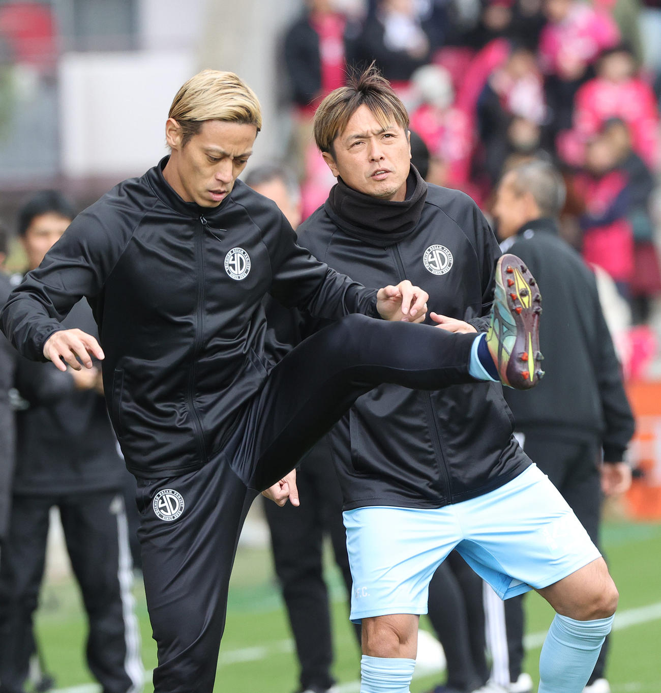 試合前、アップする遠藤（右）と本田（撮影・上山淳一）