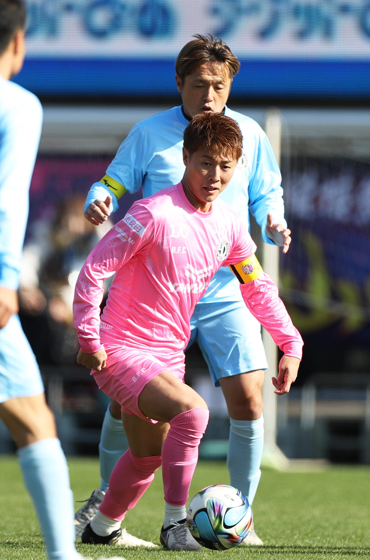 OSAKA PINK対OSAKA BLUE　前半、OSAKA PINK柿谷はドリブルで攻め上がる。後方はOSAKA BLUE遠藤（撮影・上山淳一）