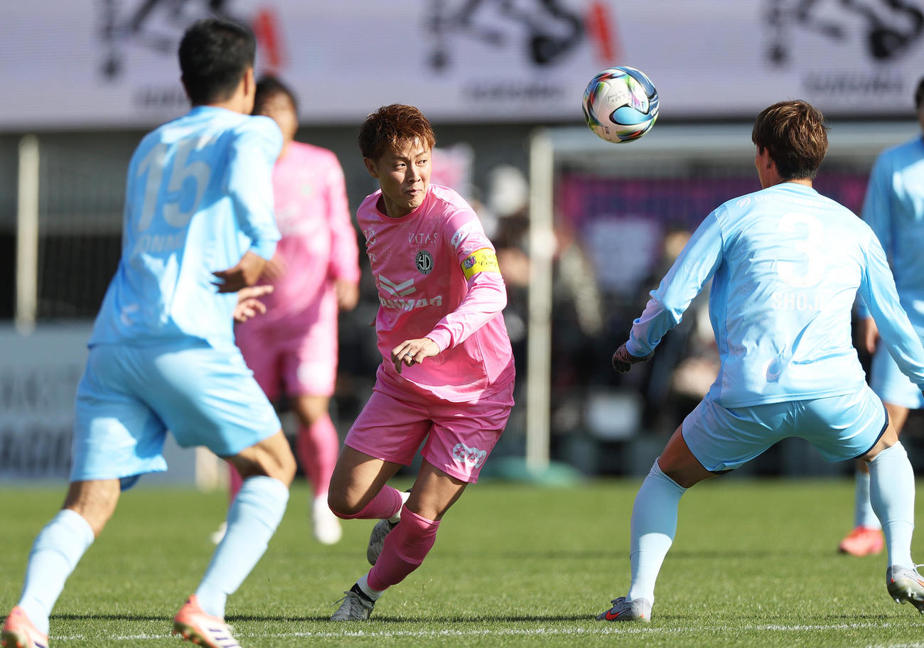 OSAKA PINK対OSAKA BLUE　前半、トリッキーな動きを見せるOSAKA PINK柿谷（撮影・上山淳一）