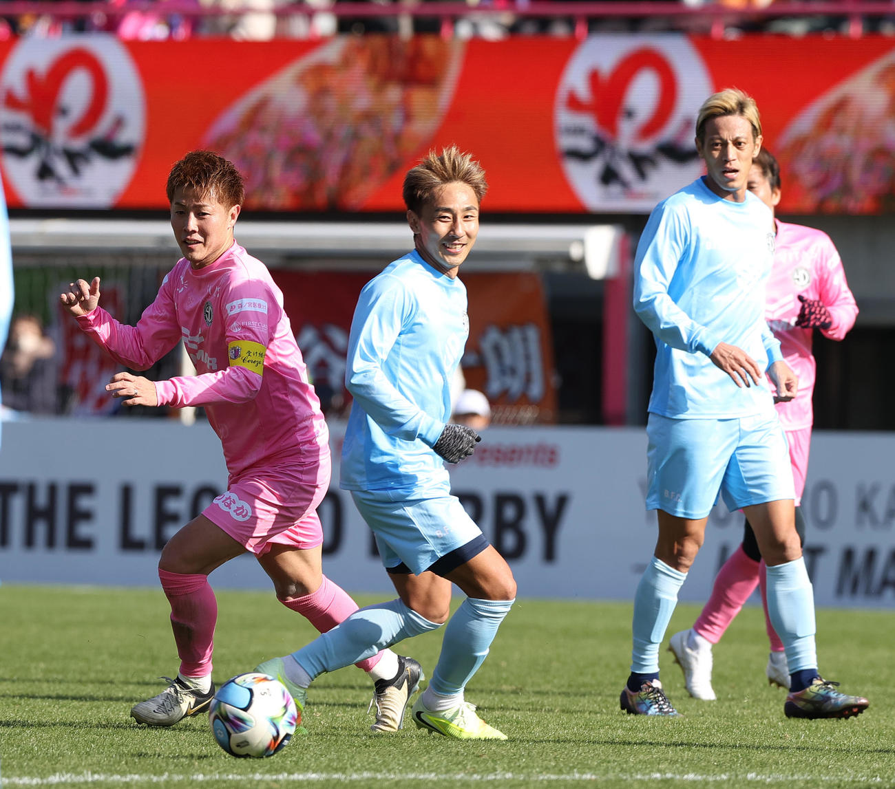 OSAKA PINK対OSAKA BLUE　前半、前線にパスを出すOSAKA PINK柿谷（左）。中央はOSAKA BLUE倉田、右は本田（撮影・上山淳一）