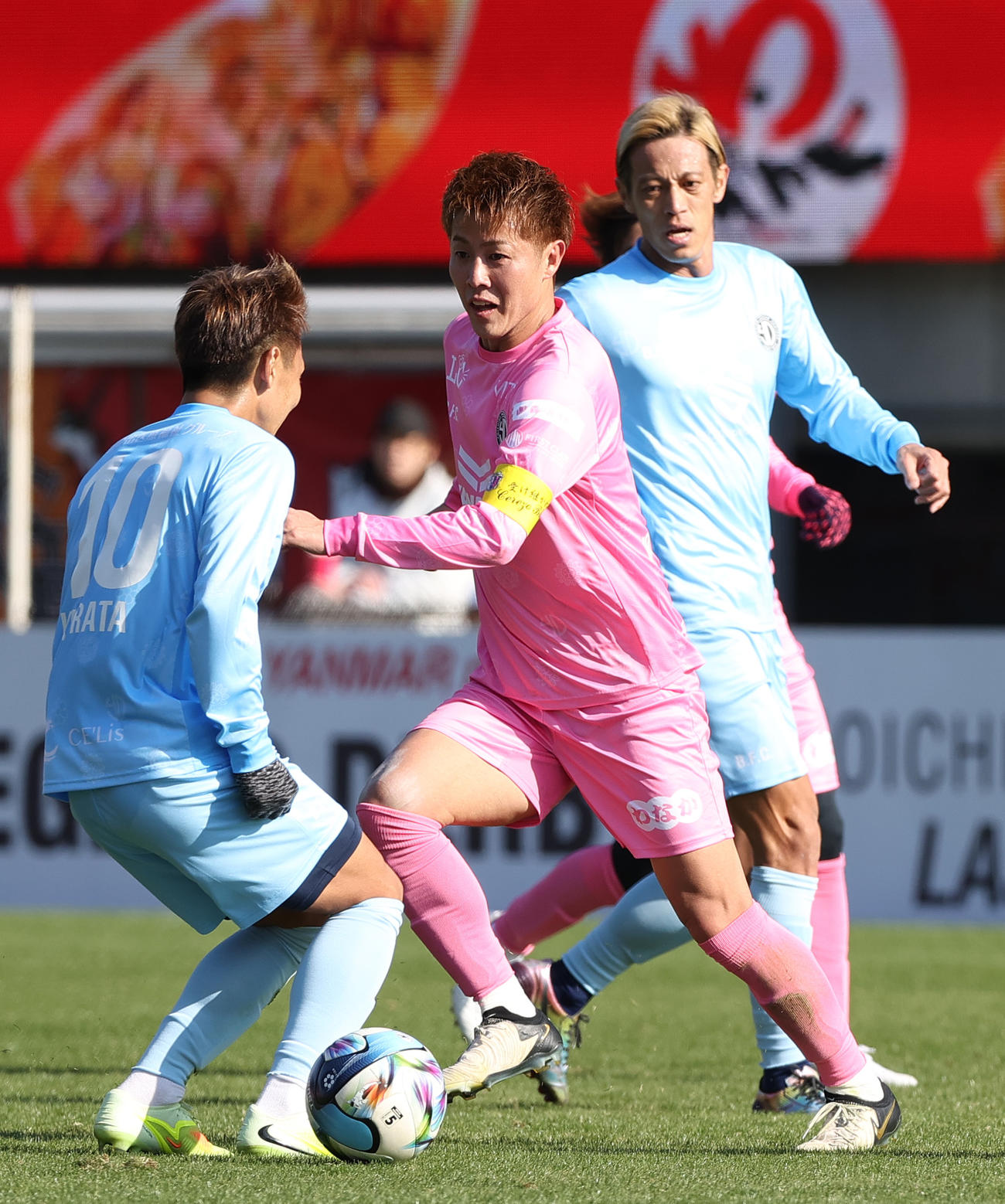 OSAKA PINK対OSAKA BLUE　前半、OSAKA PINK柿谷（中央）はドリブルで攻め上がる。右はOSAKA BLUE本田（撮影・上山淳一）