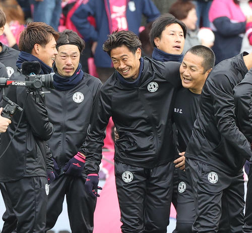柿谷曜一朗「台本のない引退試合、ありがとう」本田圭佑、家長昭博ら