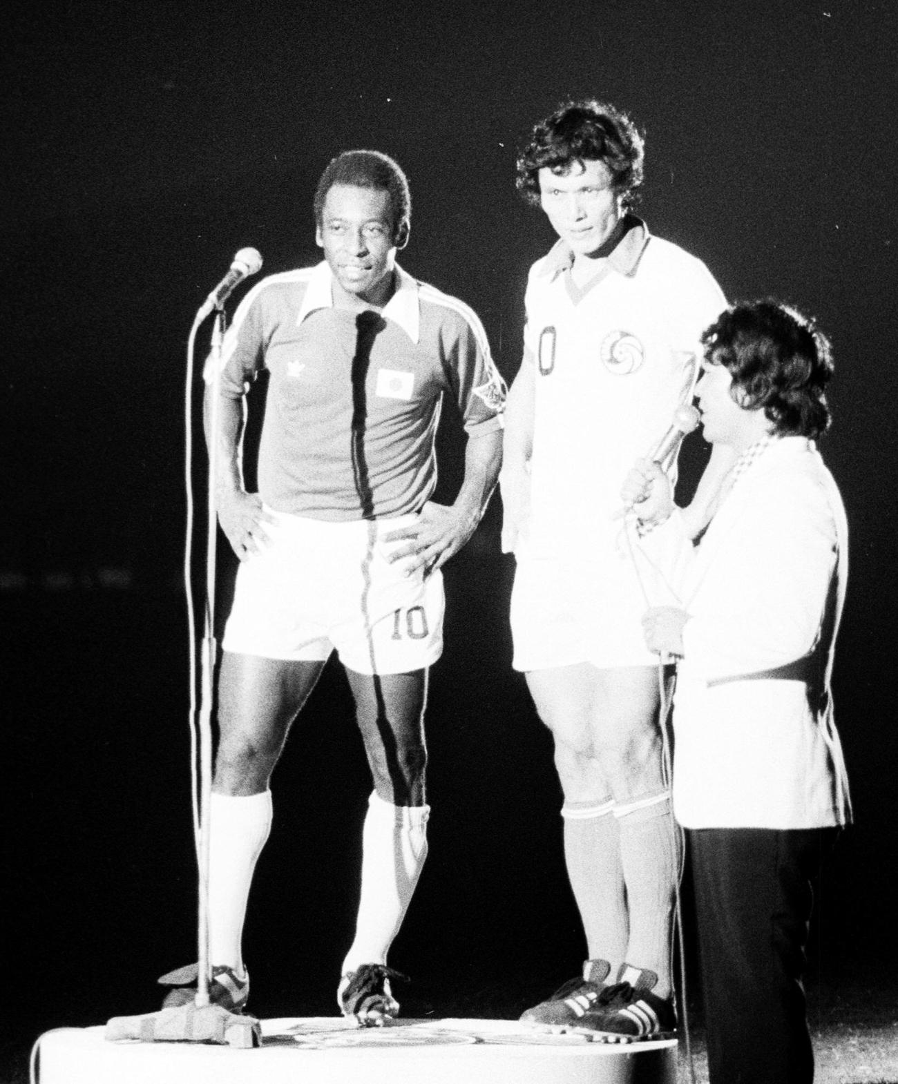 日本代表対ニューヨーク・コスモス　試合後、インタビューを受けるペレと釜本邦茂（1977年9月撮影）