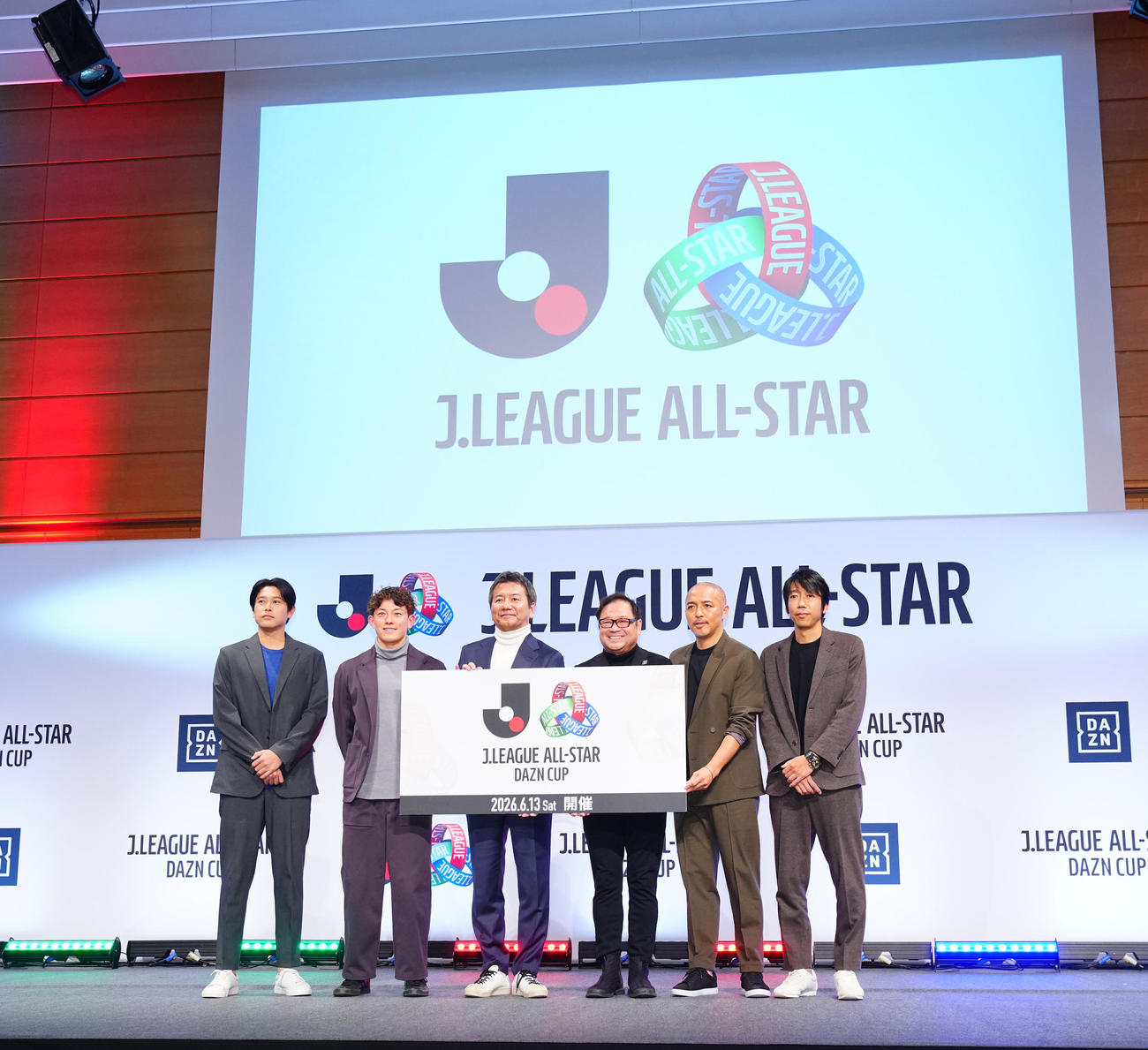 「JリーグオールスターDAZNカップ」開催発表会見で写真に納まる、左から内田篤人氏、日本プロサッカー選手会副会長の柏戸嶋祥郎、Jリーグ野々村芳和チェアマン、DAZN Japan笹本裕CEO、小野伸二氏、中村憲剛氏（撮影・垰建太）