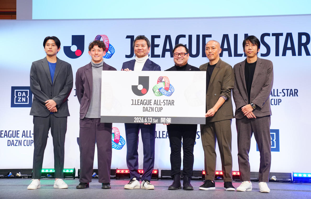 「JリーグオールスターDAZNカップ」開催発表会見で写真に納まる、左から内田篤人氏、日本プロサッカー選手会副会長の柏戸嶋祥郎、Jリーグ野々村芳和チェアマン、DAZN Japan笹本裕CEO、小野伸二氏、中村憲剛氏（撮影・垰建太）