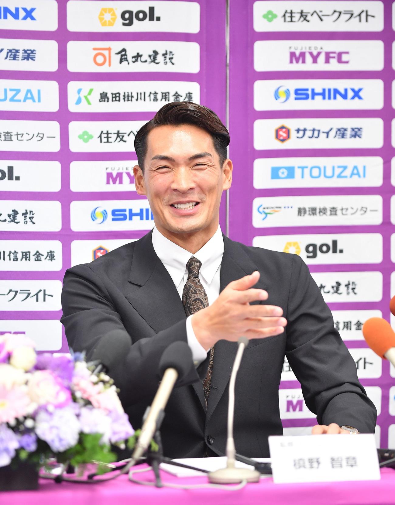 報道陣からの質問に笑顔で応える藤枝槙野新監督