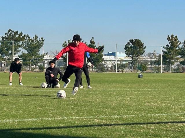 自主トレで精力的に汗を流したカズ（撮影・横田和幸）