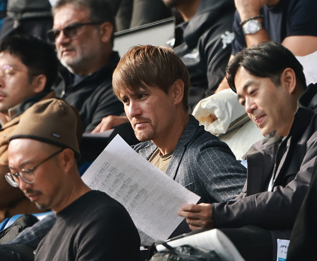 JPFAトライアウトを視察するSC相模原・シュタルフ悠紀リヒャルト監督（撮影・上田博志）