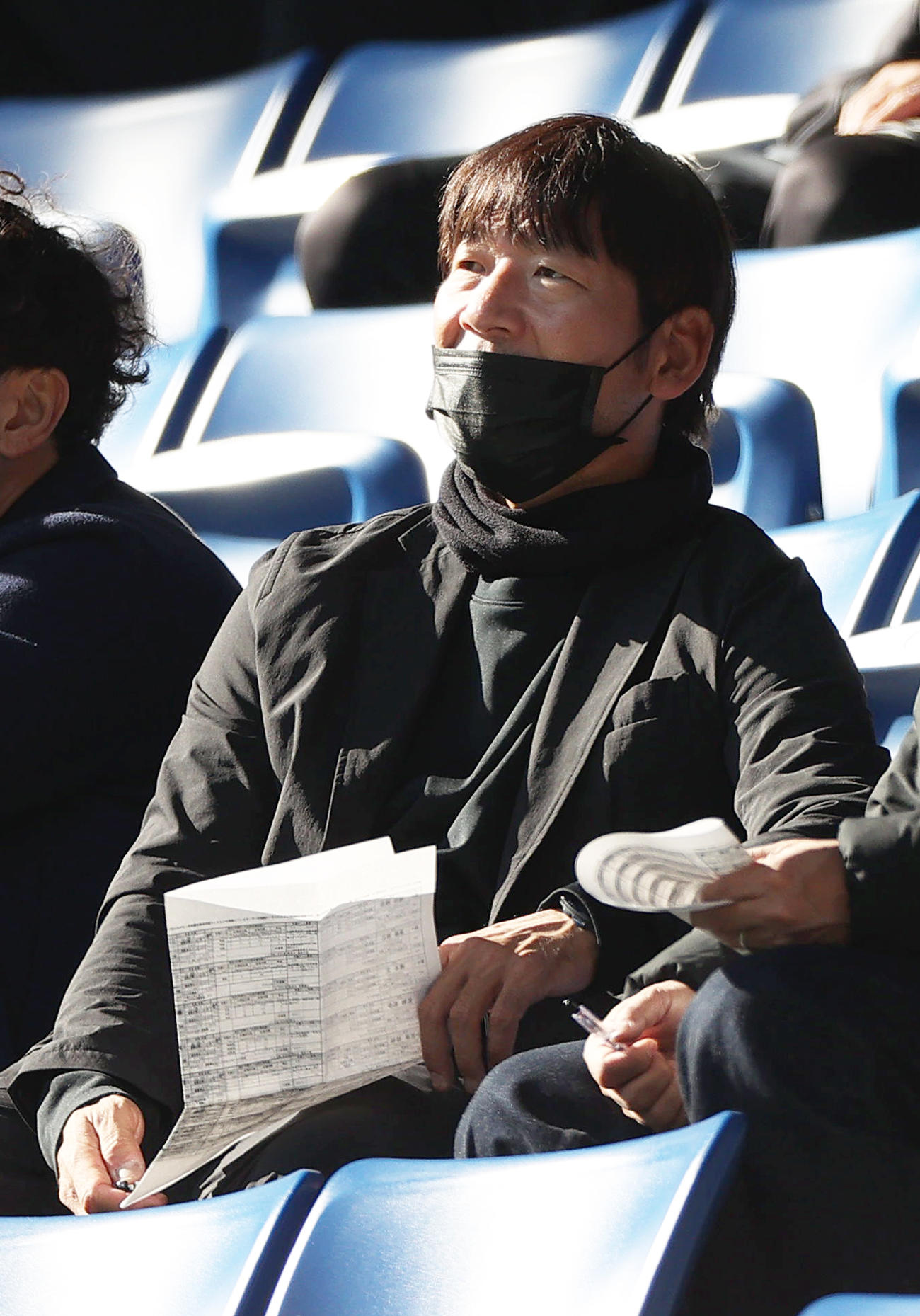 JPFAトライアウトを視察する奈良の大黒監督（撮影・上山淳一）