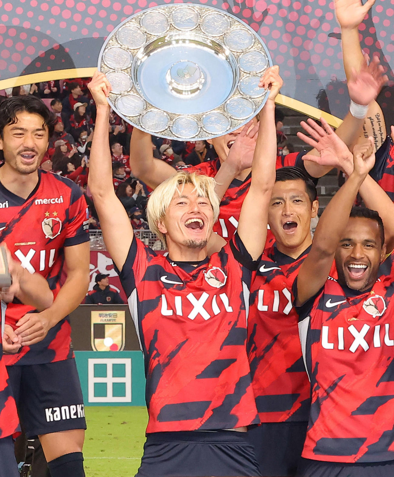 シャーレを掲げる鹿島鈴木優磨（2025年12月撮影）