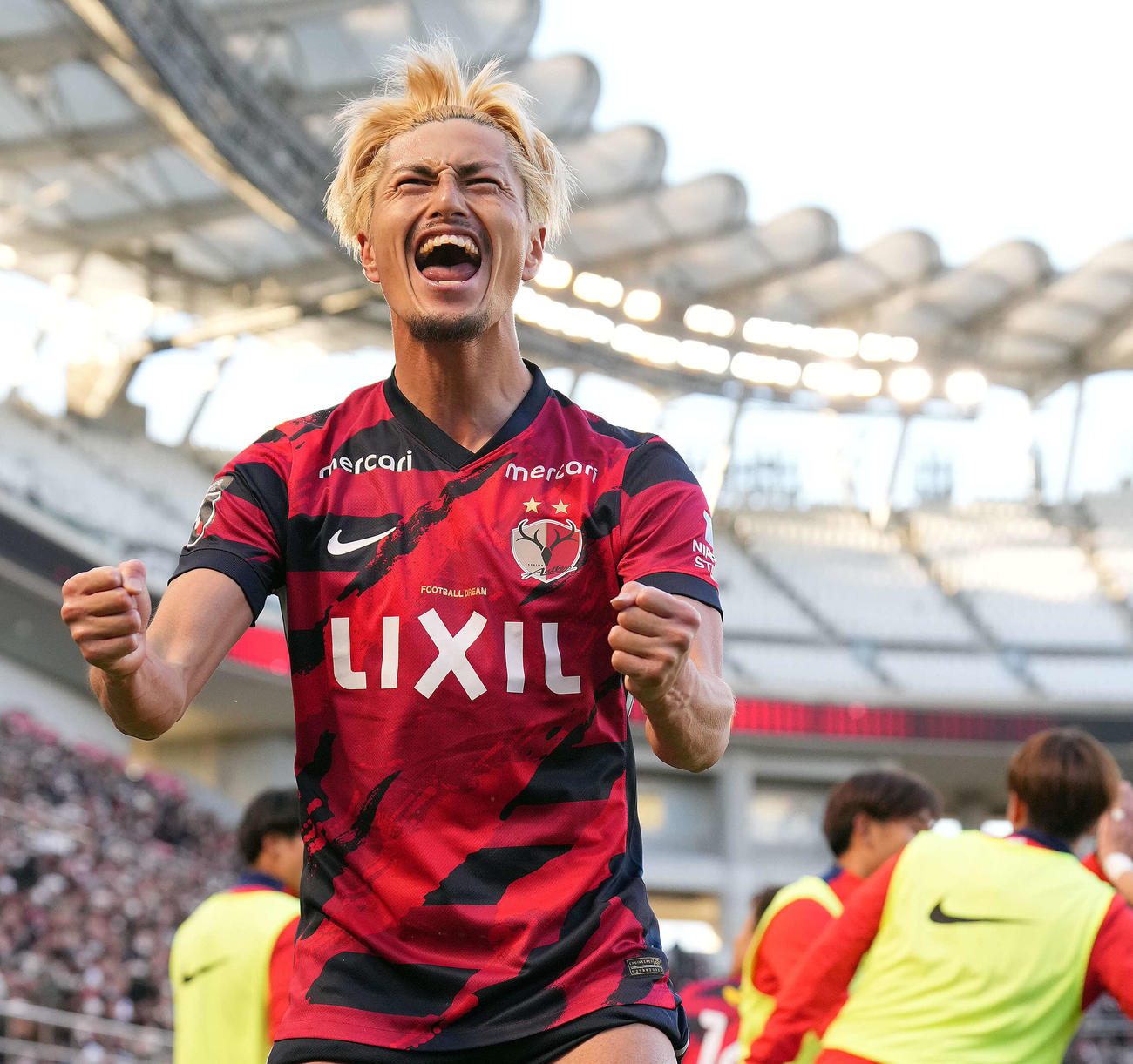 2月の東京V戦、ゴールを決めサポーターの声援に応える鹿島鈴木