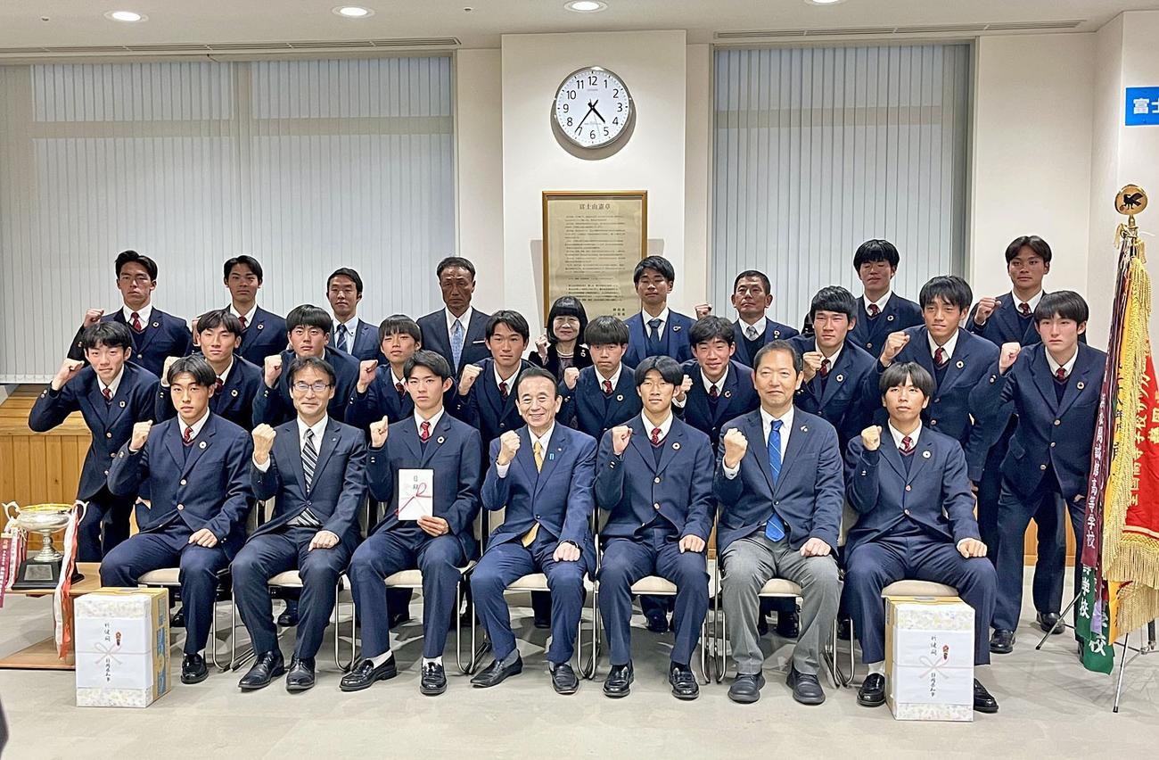 鈴木県知事（前列中央）を表敬訪問し、記念撮影する浜松開誠館の選手やスタッフら