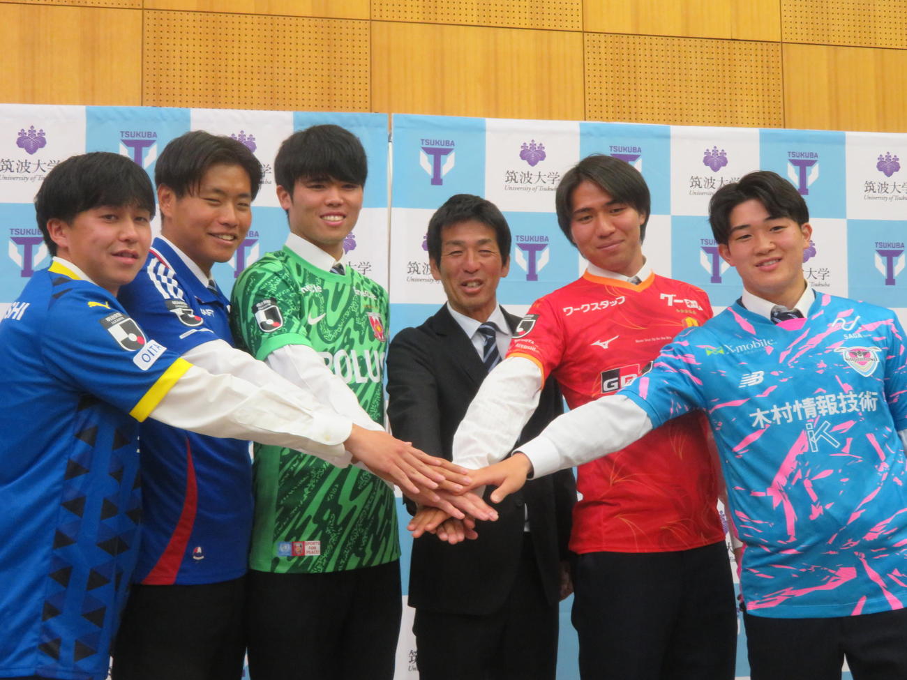 筑波大学蹴球部プロ内定者会見に出席した、左から大分トリニータ内定MF山崎太新、横浜F・マリノスDF諏訪間幸成、浦和レッズ内定GK佐藤瑠星、小井土正亮監督、名古屋グランパスMF加藤玄、サガン鳥栖DF安藤寿岐（撮影・佐藤成）