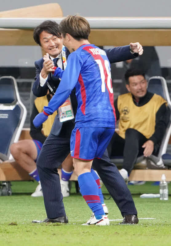 甲府監督時代の篠田善之氏（左）