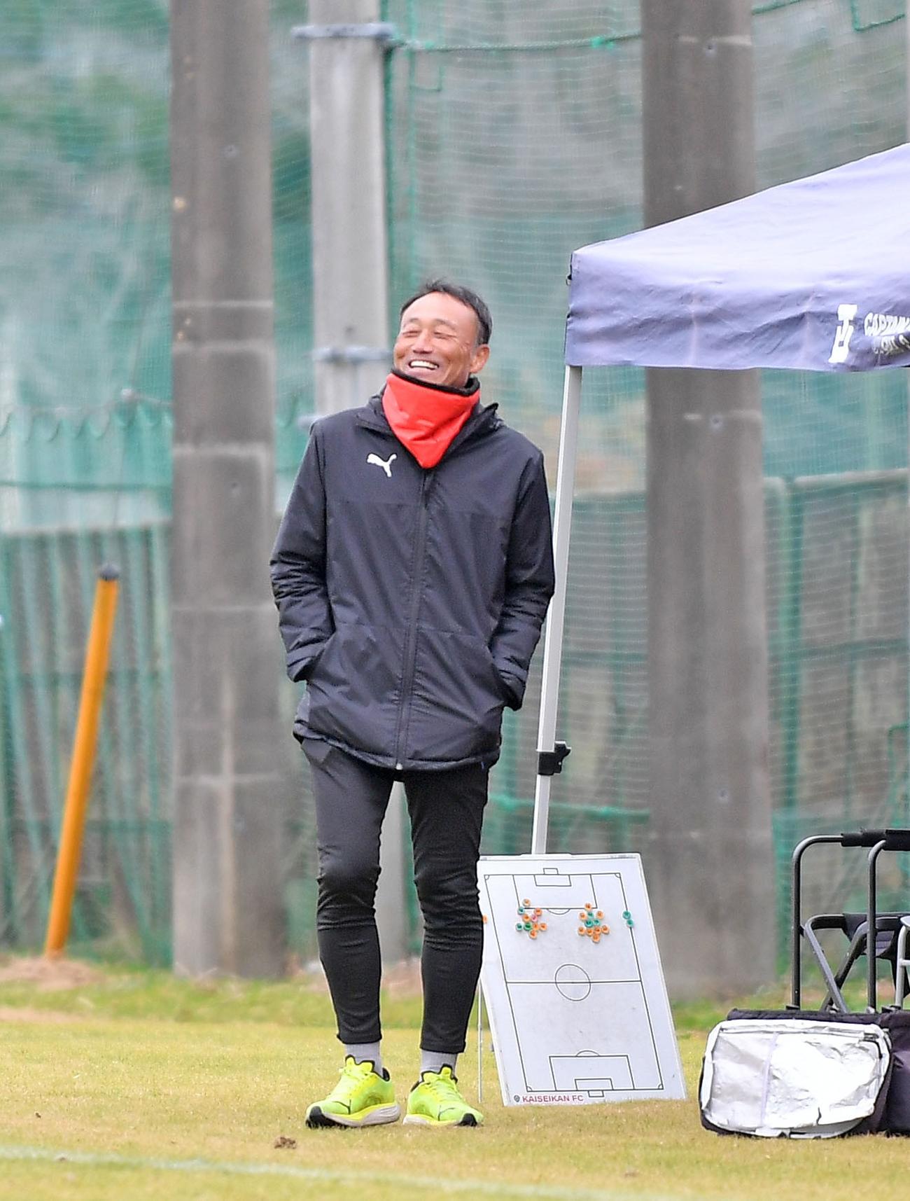 笑顔で戦況を見つめる浜松開誠館・青嶋監督