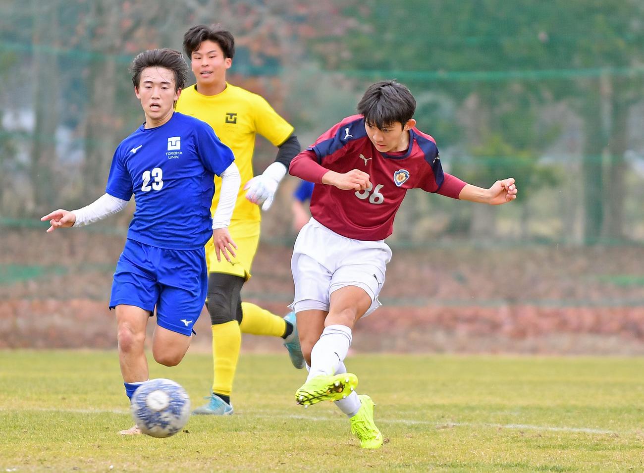 2本目にゴールを決める浜松開誠館・川合（右）