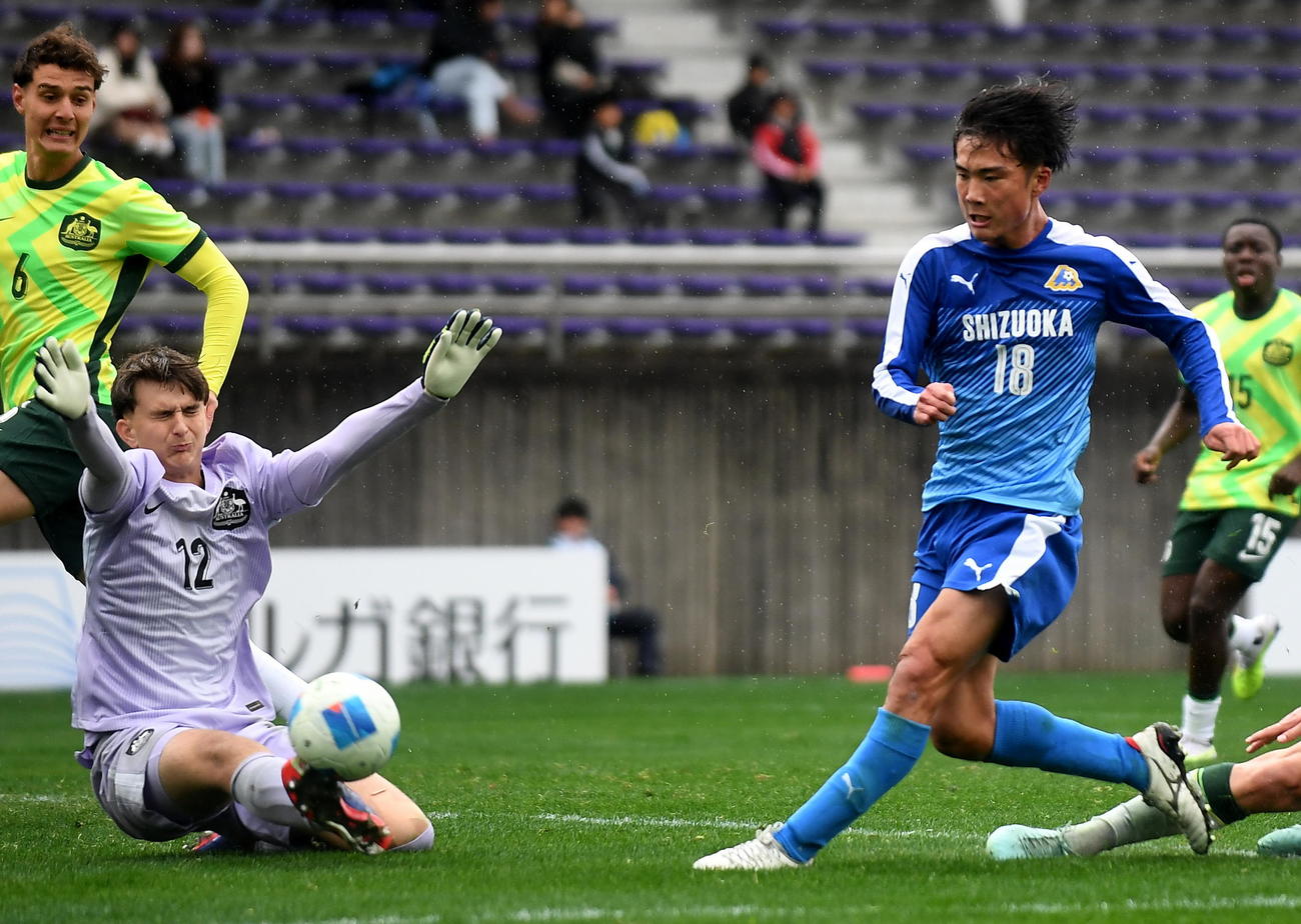 静岡ユース対U－18オーストラリア代表　後半もゴールに迫る静岡ユース・釜下（右）