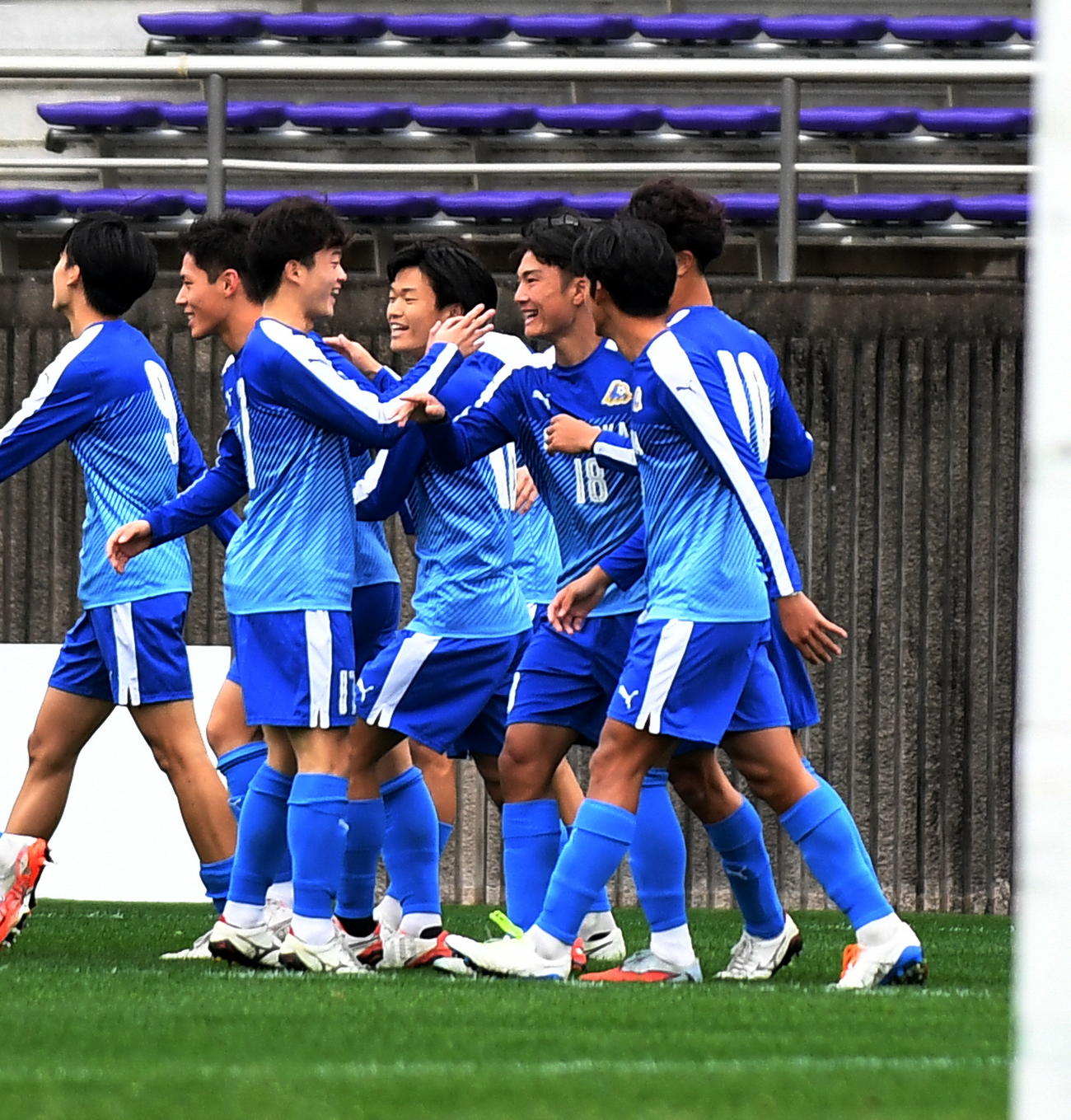 静岡ユース対U－18オーストラリア代表　前半2分、先制点を決め笑顔を見せる静岡ユース・釜下（右から3人目）