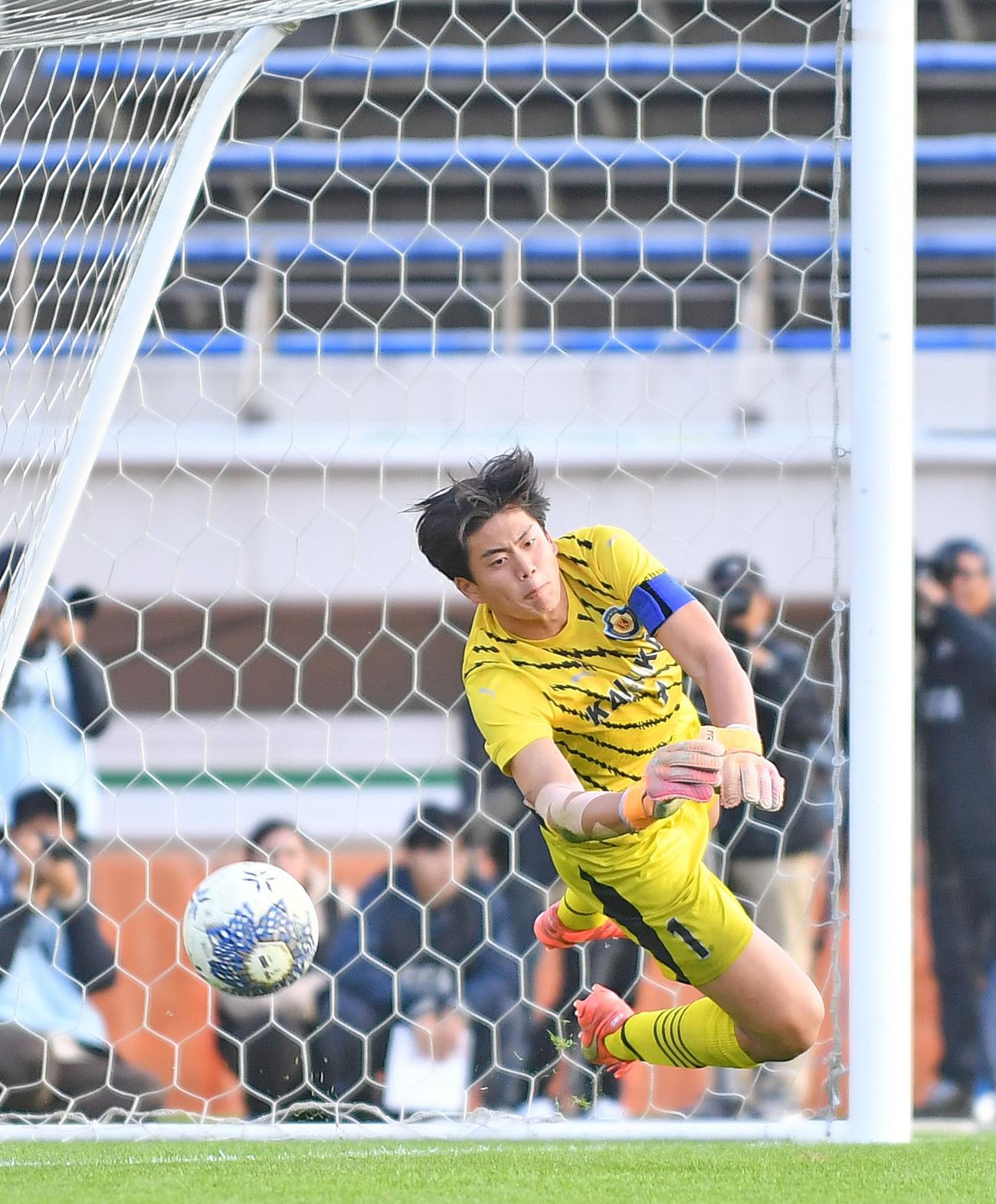 最後のとりでとしてチームの堅守を支える浜松開誠館・吉田