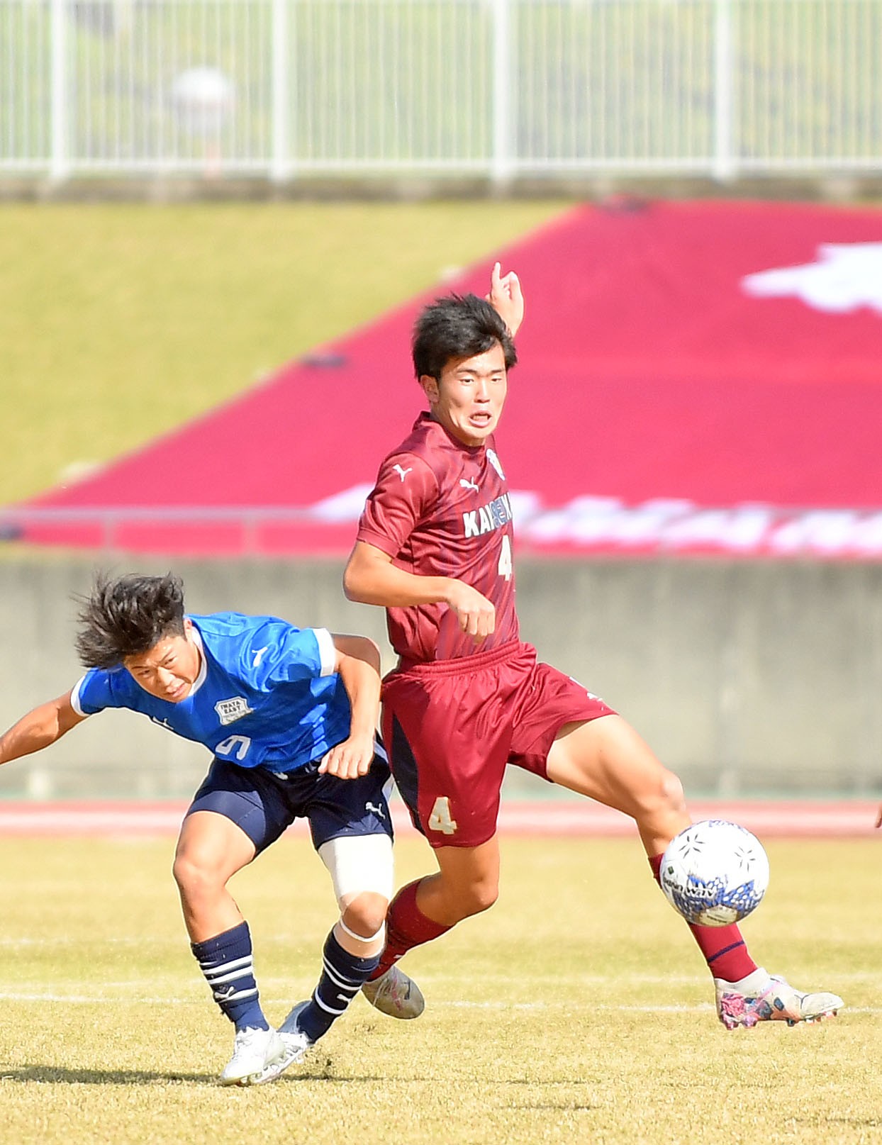 守備の要として堅守を支える浜松開誠館・岩瀬（右）