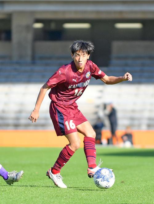 正確な左足のキックが武器の浜松開誠館・鈴木