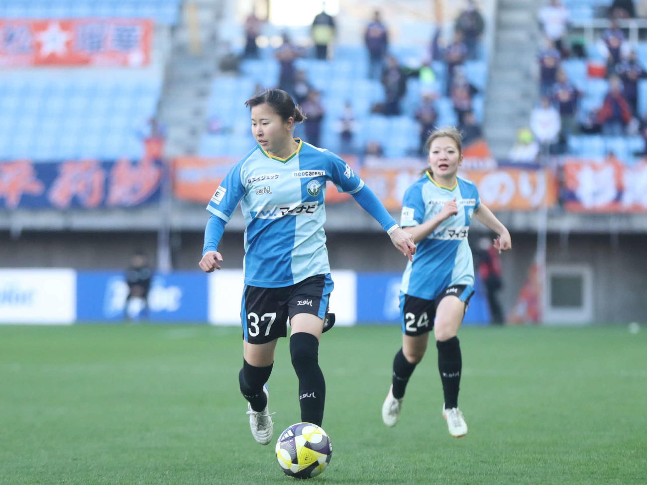 仙台対大宮　クロスを狙うマイナビ仙台DF石坂咲樹（撮影・高橋香奈）