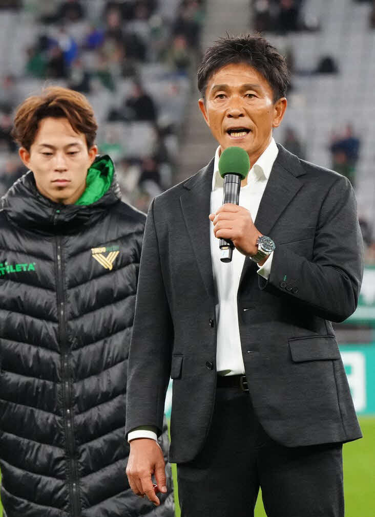 今季のホーム最終戦セレモニーであいさつする東京V城福浩監督と主将の森田晃樹（2025年11月30日）
