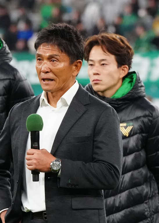 今季のホーム最終戦セレモニーであいさつする東京V城福浩監督と主将の森田晃樹（2025年11月30日）