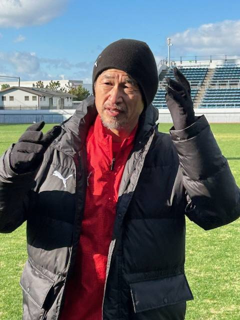 自主トレを打ち上げて取材に応じるカズ