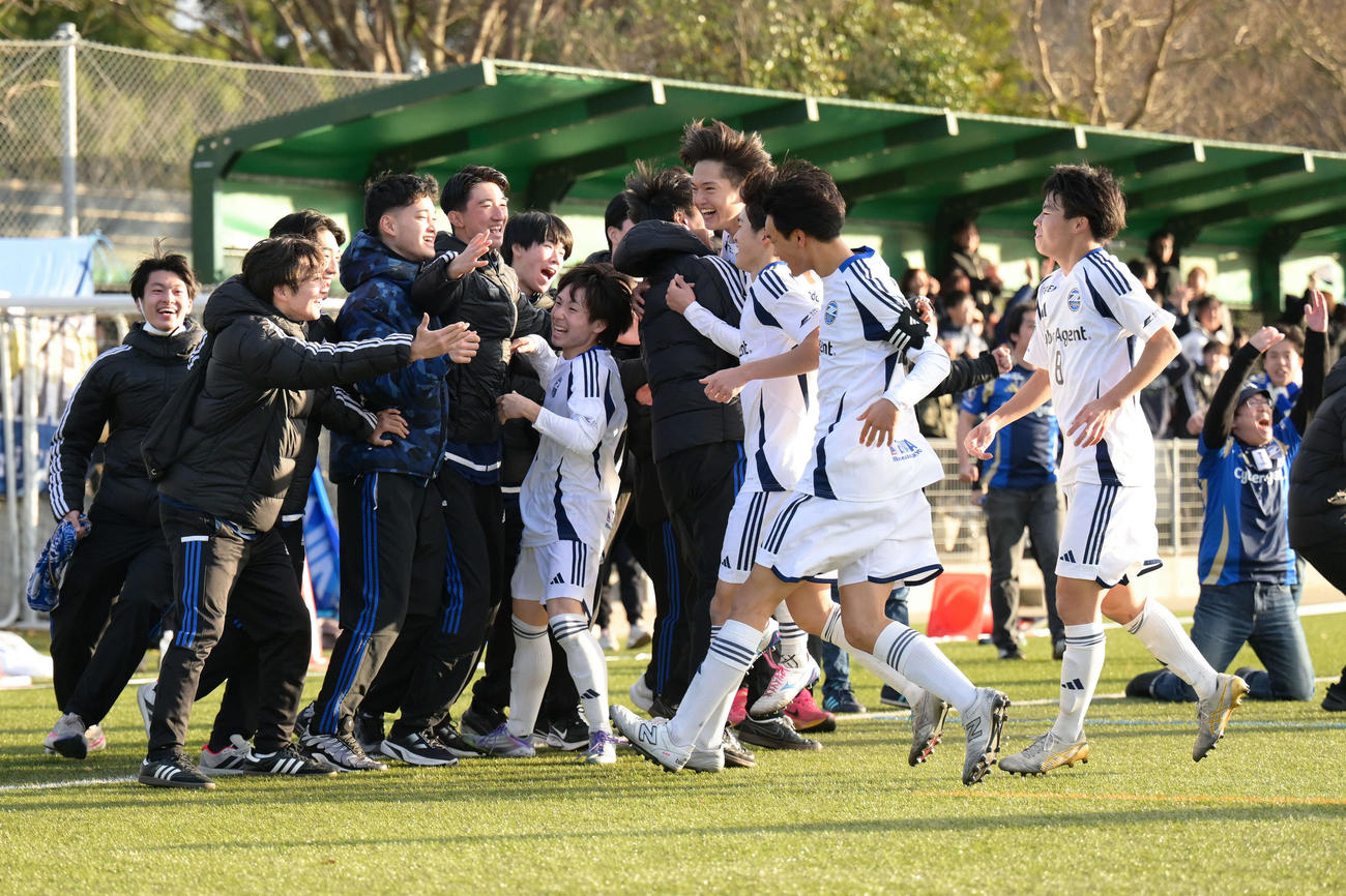 関東2部昇格を決め喜びを爆発させる町田ユースの選手たち（C）FCMZ