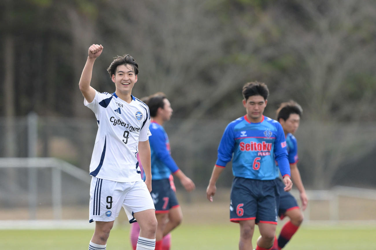 ゴールを決めてガッツポーズを見せる町田ユースFW西川瑞希（C）FCMZ