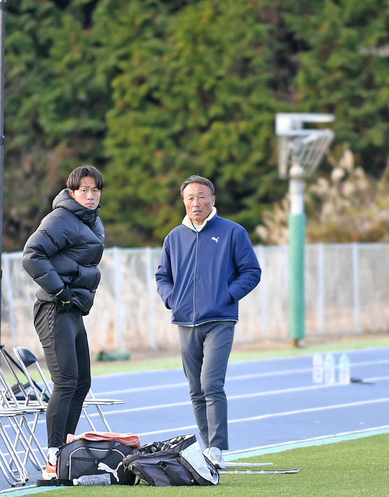 戦況を見つめる浜松開誠館・青嶋監督（右）