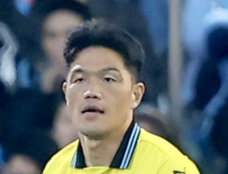 川崎F対広島　後半、ボールを止める川崎F・GKチョン・ソンリョン（撮影・河田真司）