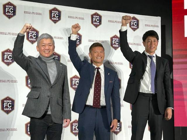 IKOMA FC奈良の発足会見に出席した左から、SCOグループ会長でクラブオーナーの玉井雄介氏、播戸竜二社長、高木和道監督