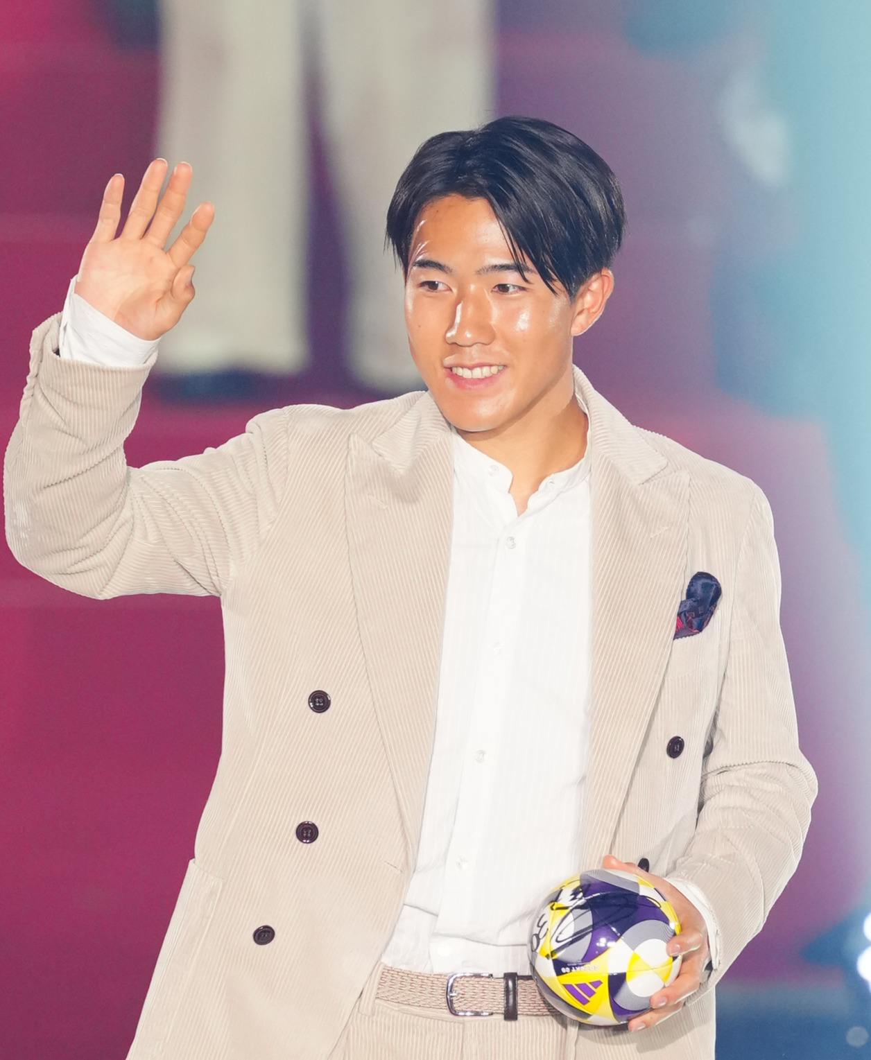 2025Jリーグアウォーズで優秀選手の紹介を受ける岡山佐藤（撮影・垰建太）