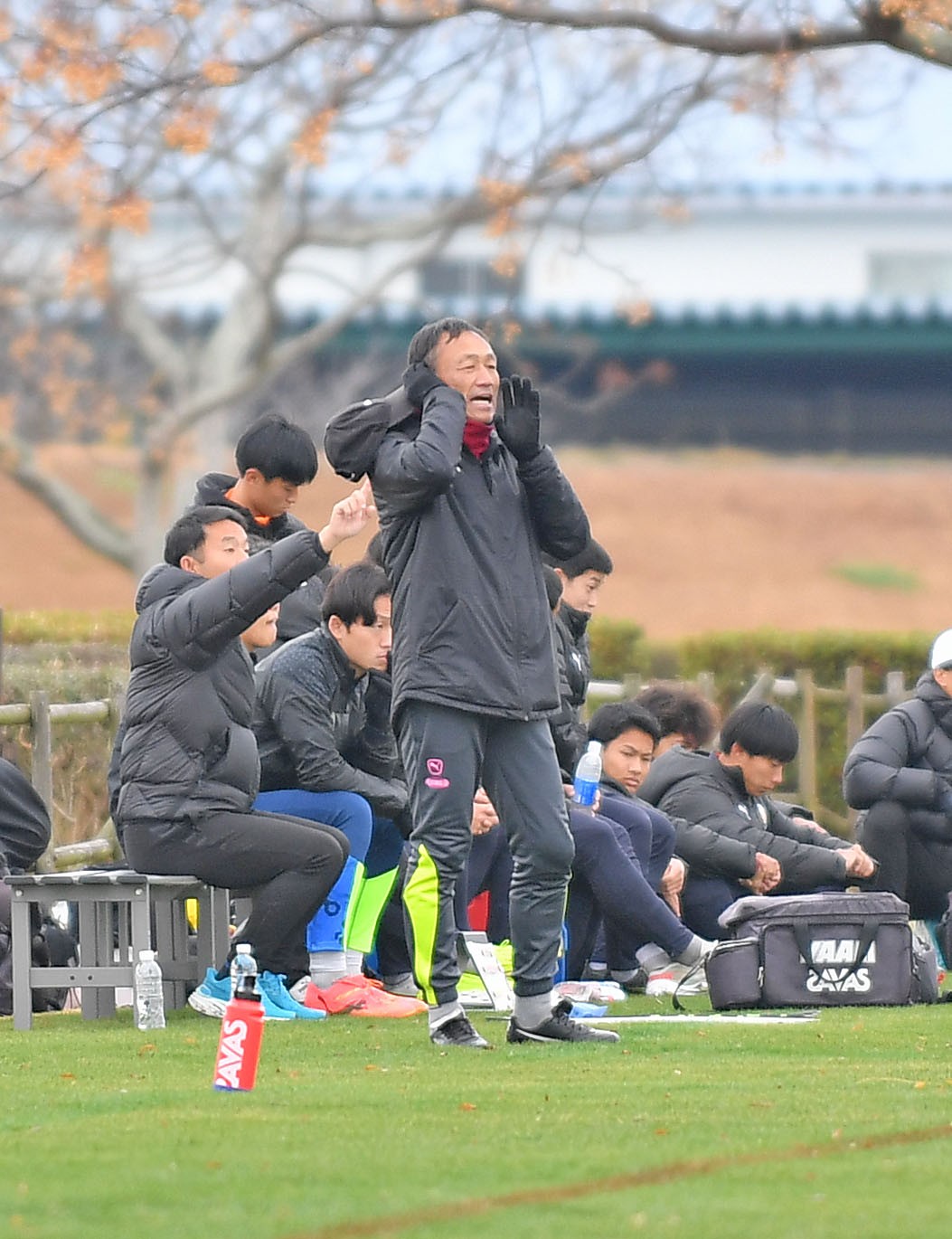 選手に指示を出す浜松開誠館・青嶋監督（手前）