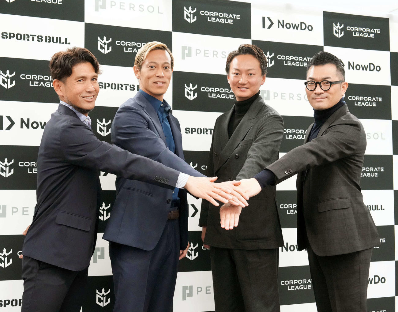 「CORPORATE LEAGUE」構想発表記者会見でフォトセッションに臨む、左からNow Do株式会社代表取締役副社長の鈴木氏、同代表取締役の本田氏、株式会社運動通信社代表取締役社長CEOの若村氏、パーソルイノベーション株式会社代表取締役社長の大浦氏（撮影・小沢裕）