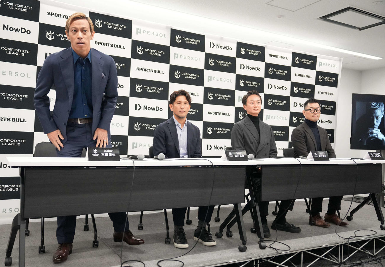 「CORPORATE LEAGUE」構想発表記者会見に臨む、左からNow Do株式会社代表取締役の本田氏、同取締役副社長の鈴木氏、株式会社運動通信社代表取締役社長CEOの若村氏、パーソルイノベーション株式会社代表取締役社長の大浦氏（撮影・小沢裕）