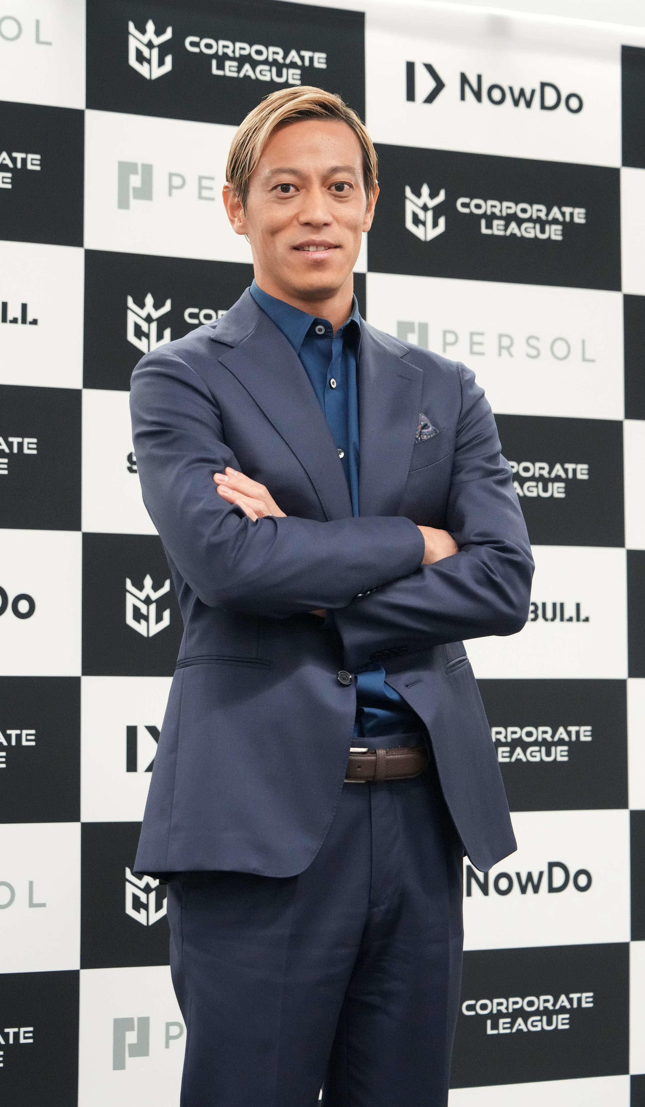 「CORPORATE LEAGUE」構想発表記者会見でフォトセッションに臨むNow Do株式会社代表取締役の本田氏（撮影・小沢裕）