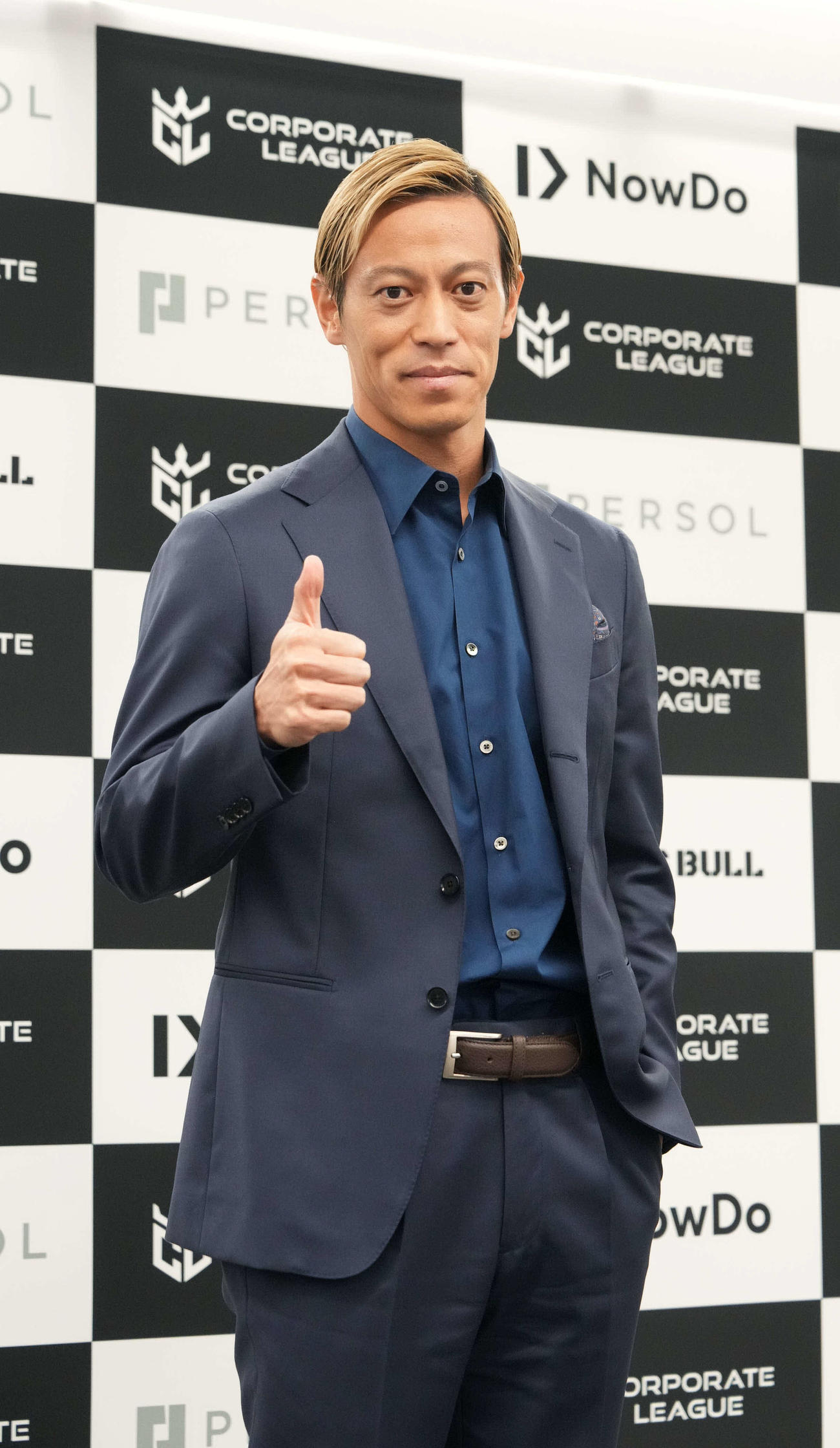 「CORPORATE LEAGUE」構想発表記者会見でフォトセッションに臨むNow Do株式会社代表取締役の本田氏（撮影・小沢裕）