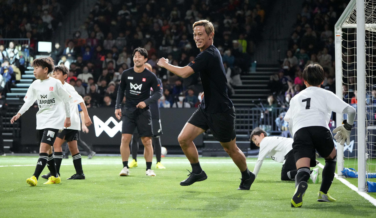 「4v4 JAPAN CUP2025 RESPECT YOU、　au」で子供たちとのスペシャルマッチで笑顔を見せるレジェンドチームの本田。中央奥は家長（撮影・小沢裕）