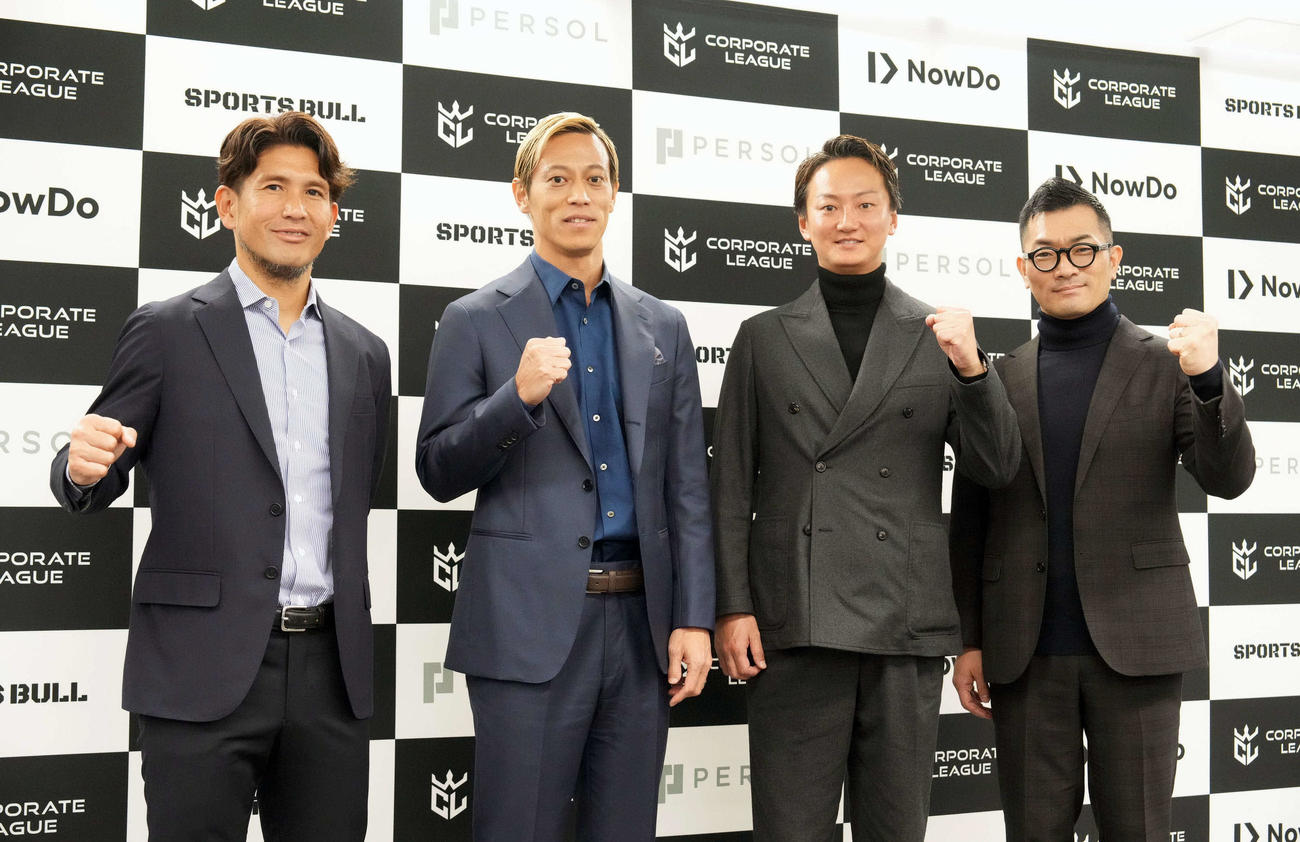 「CORPORATE LEAGUE」構想発表記者会見でフォトセッションに臨む、左からNow Do株式会社代表取締役副社長の鈴木氏、同代表取締役の本田氏、株式会社運動通信社代表取締役社長CEOの若村氏、パーソルイノベーション株式会社代表取締役社長の大浦氏（撮影・小沢裕）