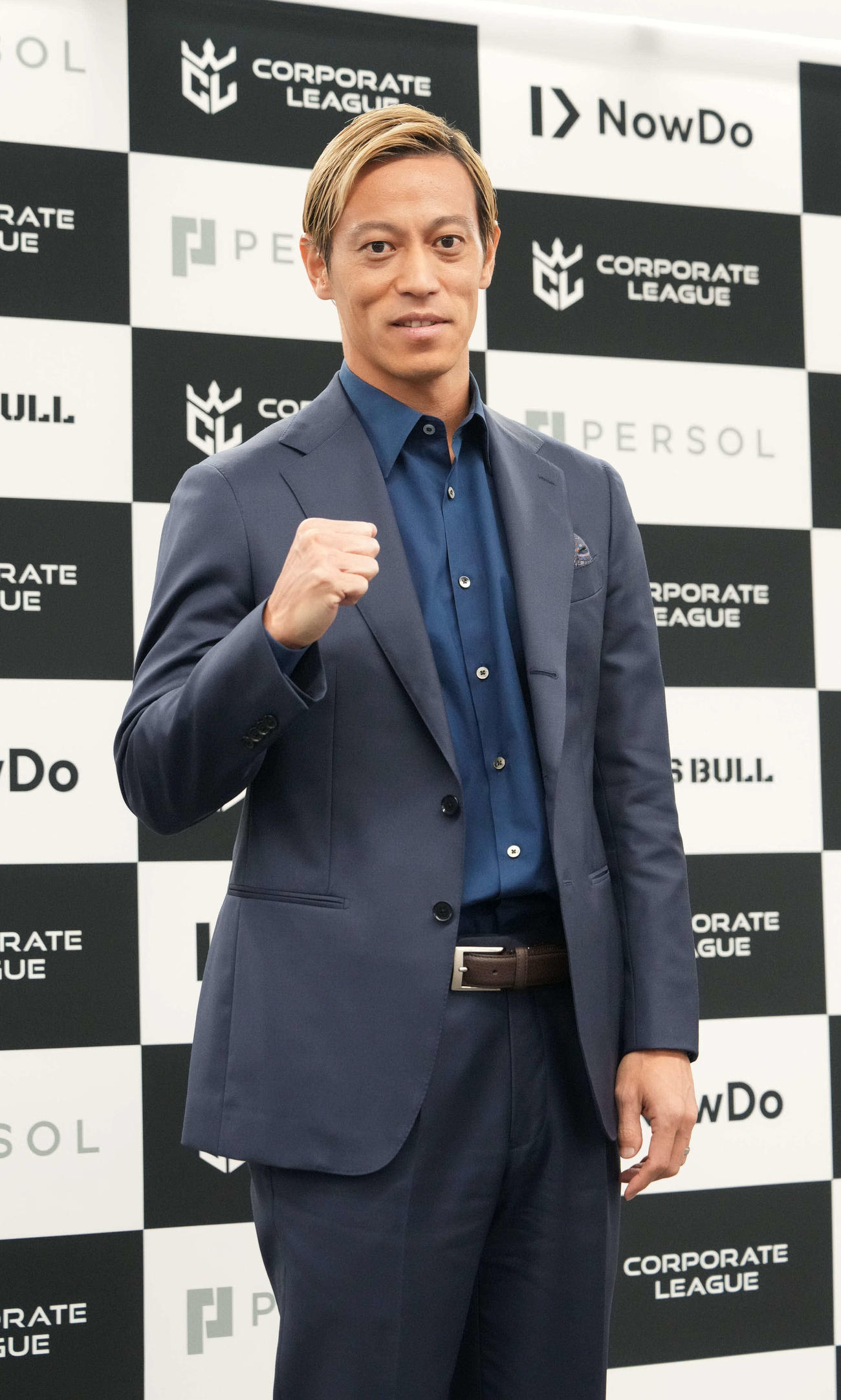 「CORPORATE LEAGUE」構想発表記者会見でフォトセッションに臨むNow Do株式会社代表取締役の本田氏（撮影・小沢裕）