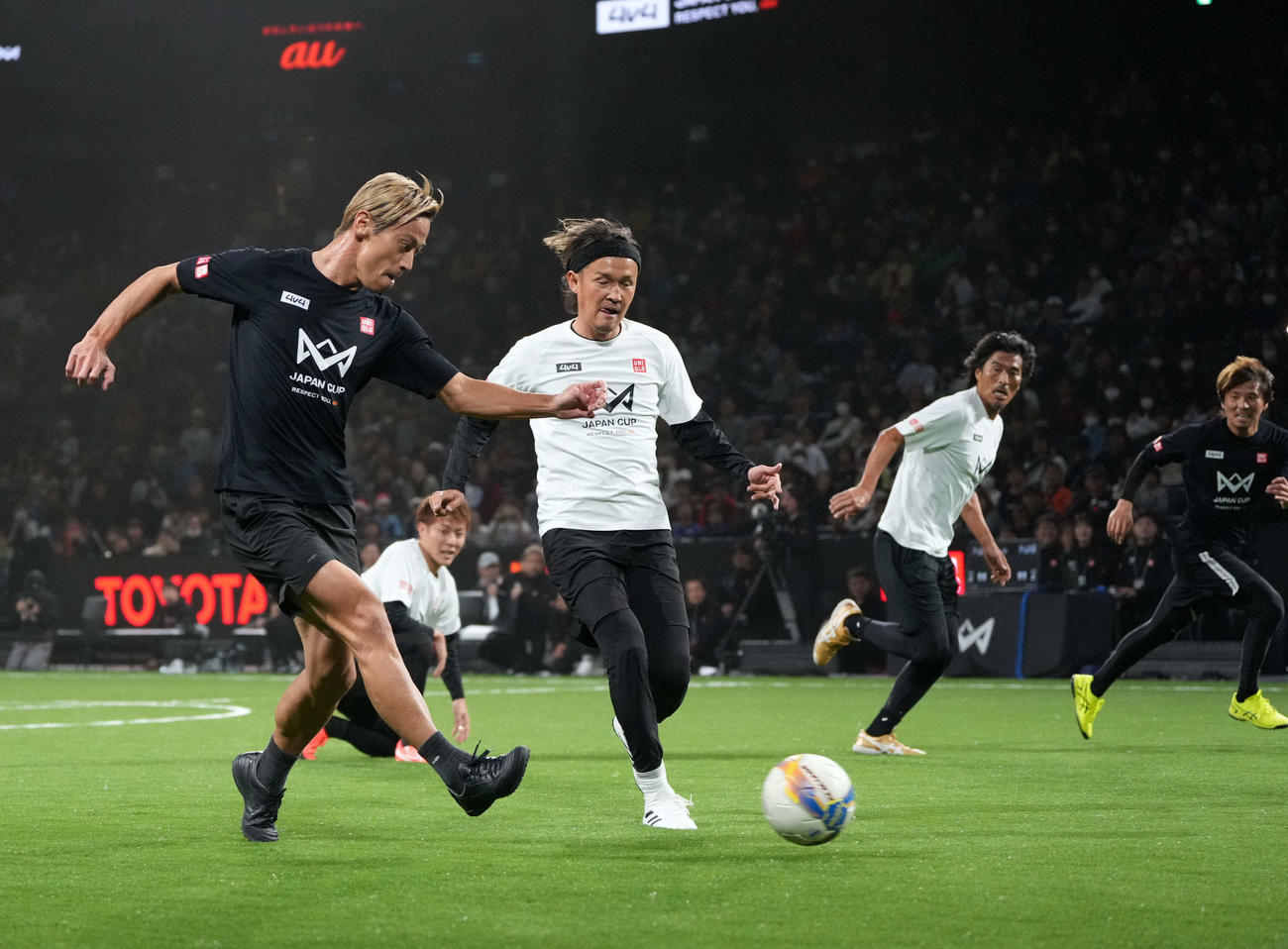 「4v4 JAPAN CUP2025 RESPECT YOU、　au」でレジェンドゲームで決勝ゴールを決めるチーム本田の本田（左）（撮影・小沢裕）