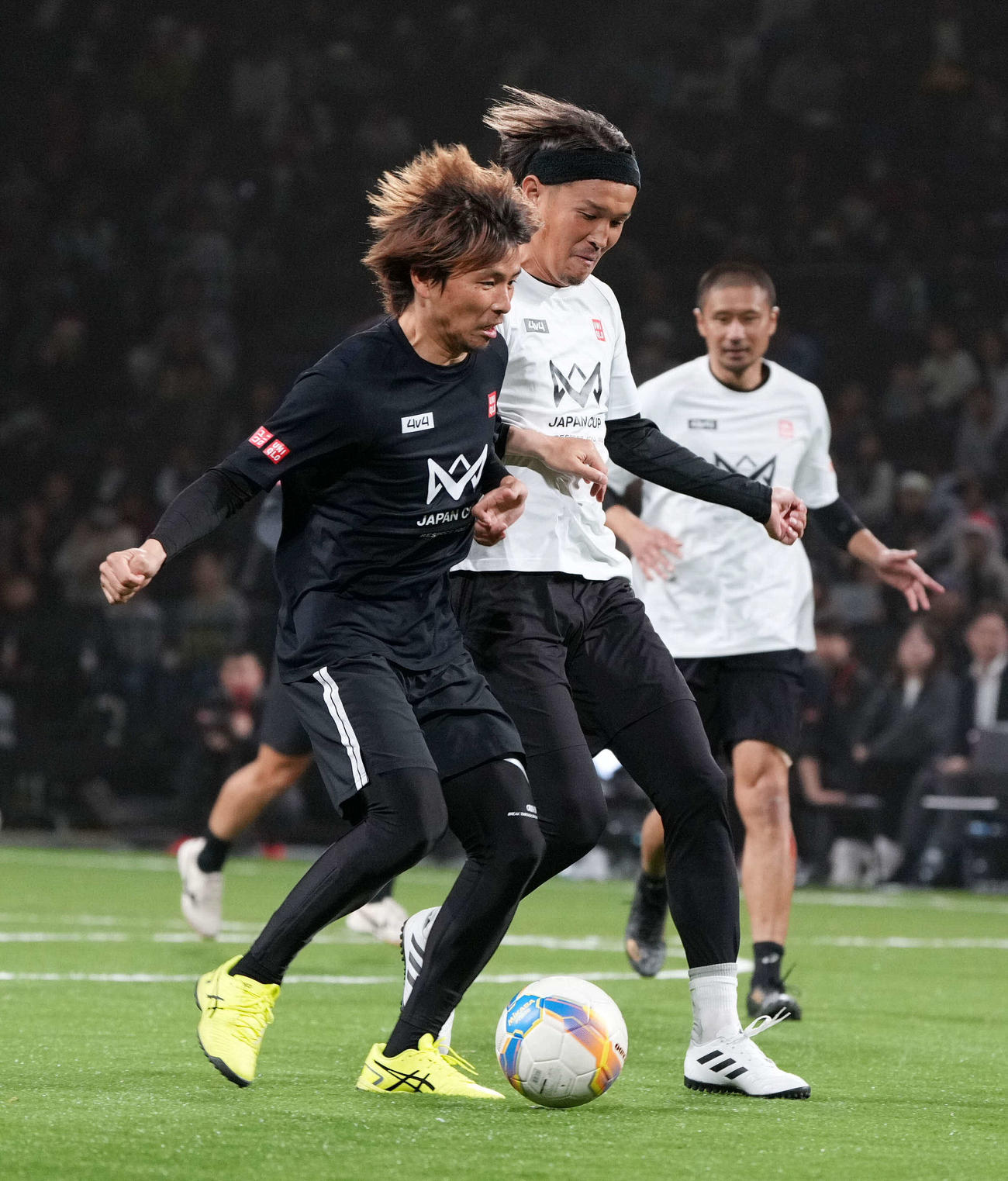 「4v4 JAPAN CUP2025 RESPECT YOU、　au」でレジェンドゲームで競り合うチーム本田の乾（左）とチーム中沢の宇佐美（撮影・小沢裕）