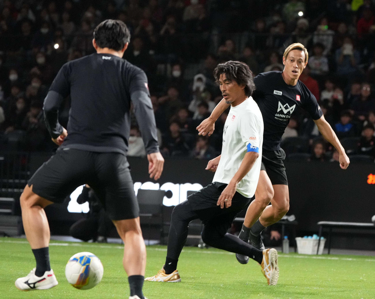 「4v4 JAPAN CUP2025 RESPECT YOU、　au」でレジェンドゲームで対決する本田（右）と中沢（撮影・小沢裕）