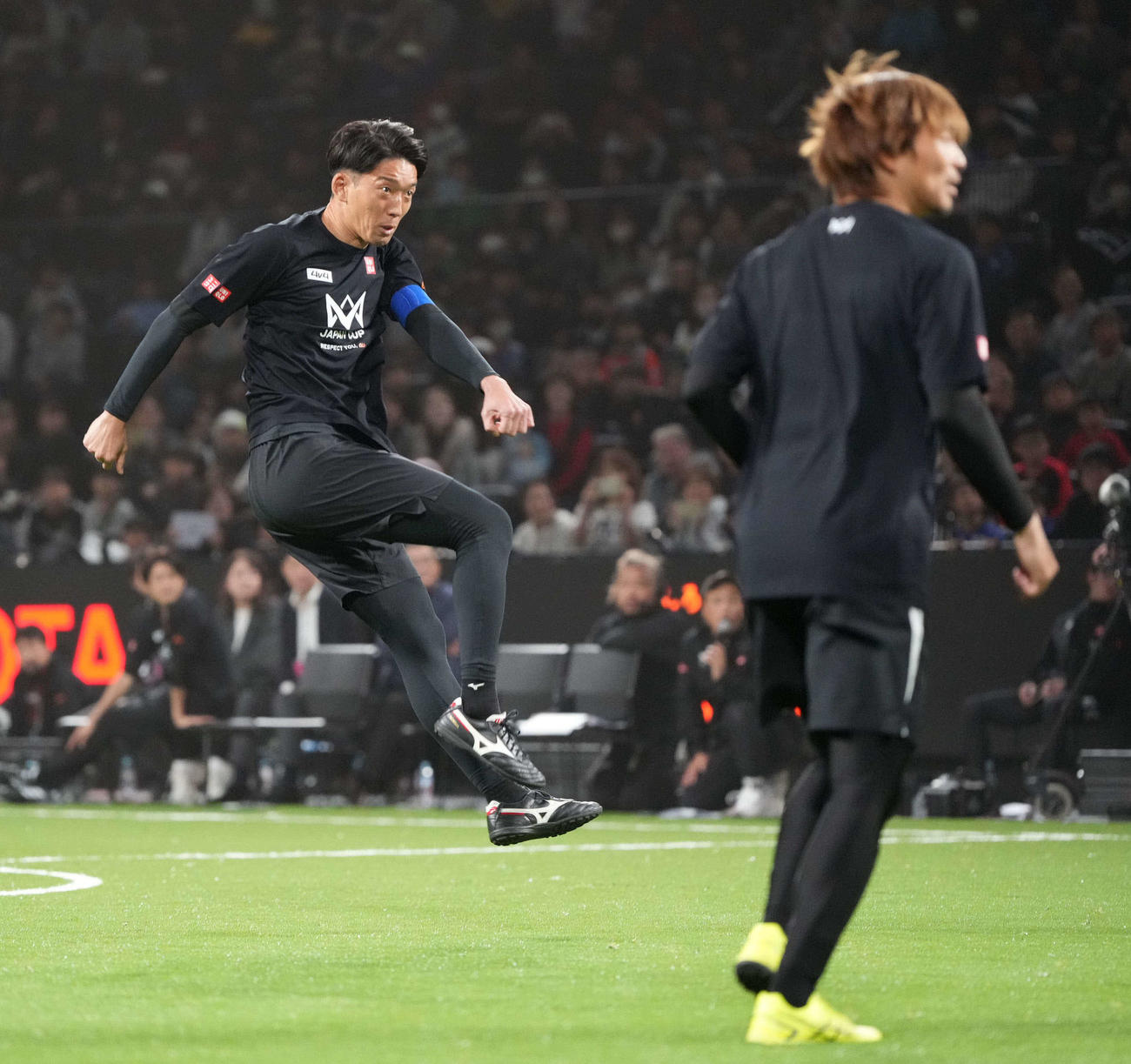 「4v4 JAPAN CUP2025 RESPECT YOU、　au」のレジェンドゲームでゴールを決めるチーム本田の権田（撮影・小沢裕）